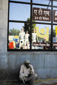 （圖）火車站前的玻璃映射出廣場上的雕塑