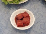 豆腐肉放入小盤中。
