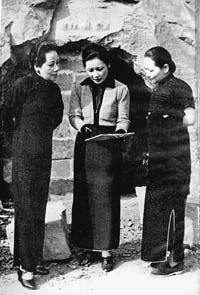 重慶大轟炸時宋氏三姐妹到現場視察。項美麗的《宋氏姐妹》一書在扉頁上選用了這張照片