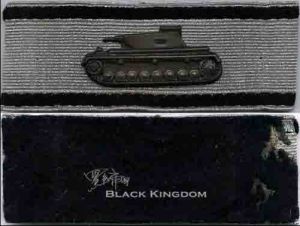 延伸類型，晚期硬金屬材質化學氧化變黑，有磁性，坦克炮管最前端輕微向下彎曲成水滴狀，前凸車燈基座與炮塔基座連線成高低階梯狀。