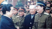 1998年1月胡錦濤主席與黃恆美親切握手