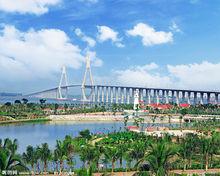 雄偉的湛江海灣大橋與美麗的中澳友誼花園