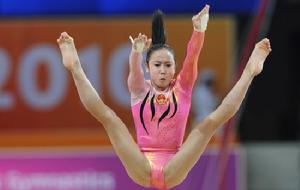 2010年3月23日，中國選手黃秋爽在比賽中。當日，在多哈進行的國際體操聯合會世界盃卡達站的高低槓決賽中，黃秋爽以15.025分的成績獲得金牌。