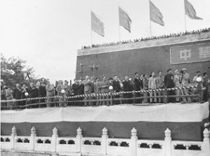 1949年10月1日,應邀參加開國大典的外賓在臨時觀禮台上。