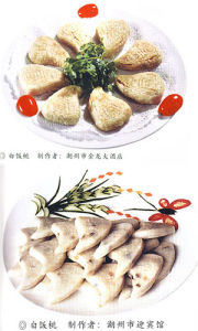 菜 名： 白飯桃 主 料： 粳米粉，糯米飯，香菇，蝦米、雞內臟，花生仁，生蒜 配 料： 味素，胡椒粉，魚露 做 法： 白飯桃的皮採用水磨粳米粉，即是粳米浸水後才磨成粉，如果粳米沒經過浸水直接用機器磨，則會因溫度過高，磨出來的粉沒有水磨粳米粉那樣有粘度，那樣幼滑。把水磨粳米粉上籠蒸熟後，沖入開水，攪拌後用手搓揉均勻，即成白飯桃的粿皮。把糯米飯、切成丁的濕香菇、蝦米、切成丁的雞內臟、炒香去外衣的花生仁、切碎的生蒜，一起下油鍋爆香，調入味素，胡椒粉、魚露，即成白飯桃粿餡。把白飯桃粿皮搓成長條，捏一小塊，壓成圓薄皮，包上餡，然後用粿印印出，上蒸籠蒸熟即可，也可在吃前略微用油煎香。 名家點評： 白飯桃是潮州地區一種極為大眾化的粿品小食，時年八節，千家萬戶都自己動手，製作白飯桃。白飯桃這種粿的餡很特別，它是用炒香糯米飯為餡，這是因為潮人的祖輩在逢年過節的時候，吃以飯為餡的粿品，用以寄託五穀豐登的美好願望。白飯桃外觀白色，桃形，以飯為餡，故名白飯桃。 備 註： 製作白飯桃要注意一點，就是粳米粉在沖開水之前，一定要先上蒸籠蒸熟，否則白飯桃的粿皮不爽，吃的時候會粘齒。