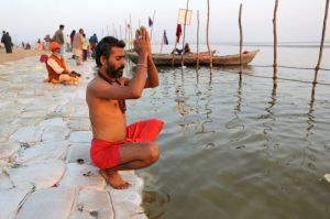 阿拉哈巴德，一名印度教徒在恆河岸邊祈禱
