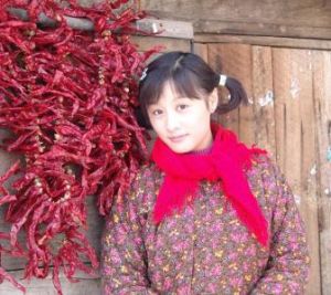 兩個裹紅頭巾的女人