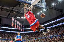 波什在超級企鵝名人賽中扣籃