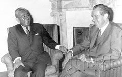 1969年11月，日本首相佐藤榮作（左）與美國總統尼克森在白宮舉行會談。（