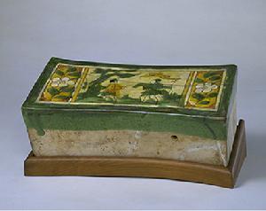 綠釉三彩劃花人物紋枕 綠釉三彩劃花人物紋枕