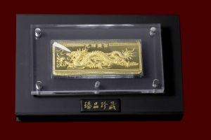 三維金條產品在傳統金條樣式的基礎上，用代表美滿幸福生活、富有和高貴嚮往的百福圖案做背圖，圖上兩側均帶有蝙蝠,帶有“福”之意義。