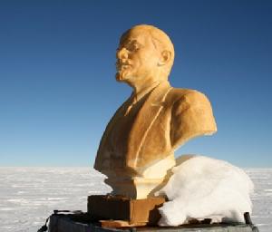在離開之前，蘇聯探索隊在這裡安裝了一個列寧的金色半身雕像(塑膠的)
