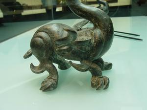 “曾侯乙”編磬獸形青銅立柱下部