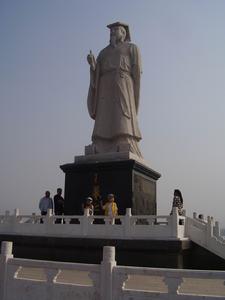 矗立在臨沂書法廣場的王羲之雕像