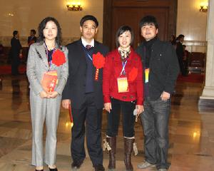 作者與全國人大代表胡小燕(右二)合影。