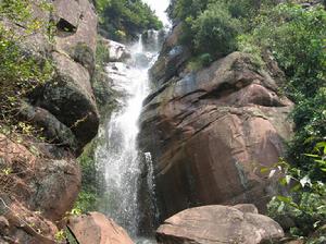 大白石岩村[雲南省楚雄祿豐縣和平鎮大白石岩村]