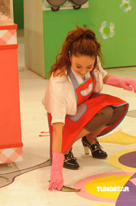 （圖）鄭希怡錄製《美女廚房》蹲地時險些走光. 