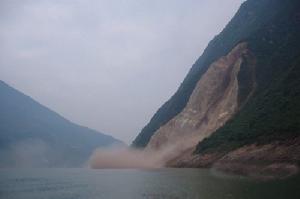 巫山段一山體崩塌