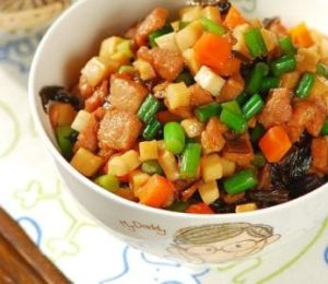 蒜苗皮蛋肉丁 蒜苗皮蛋肉丁