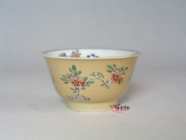 清康熙景德鎮窯黃地五彩花卉紋杯圖