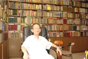 傅林輝先生在書房補讀齋創作