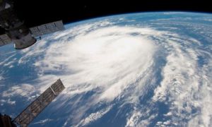 從國際空間站拍攝海洋上形成的颱風