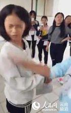 雲南一女生被同學輪番毆打