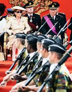 7月21日，在比利時首都布魯塞爾，比利時國王阿爾貝二世(右)和王后保拉觀看國慶日閱兵式。