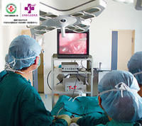 醫生正在使用可視系統為患者進行微創手術