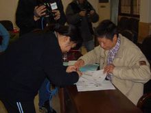 市民在填寫器官捐獻協定