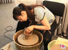 孫建興學生現場演示建盞工藝