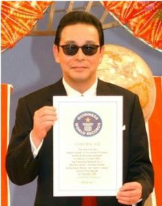 塔摩利手持吉尼斯認定證書