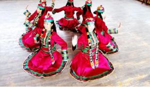 盟歌舞團演員盡得薩吾爾登舞精髓，跳起來別有一番風情