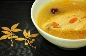 當歸熟地母雞湯 當歸熟地母雞湯