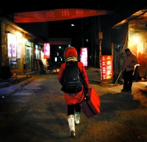 2009年12月25日晚，一個女孩拎著行李走進唐家嶺村,開始了她的“蟻居”生活。