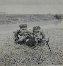 易少林（左，托槍者）在部隊練習射擊
