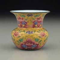 清乾隆畫琺瑯花卉渣斗 清乾隆畫琺瑯花卉渣斗