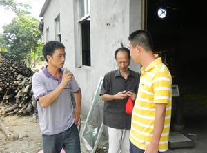 茶崗村委會主任鍾先生(左)