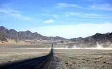 穿越冷湖的青海省道305一隅