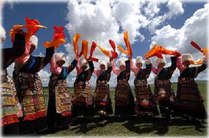 跳舞的藏族年輕人