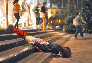 仆街少女Karren在台中的勤美誠品前仆街時，還引起路人竊笑