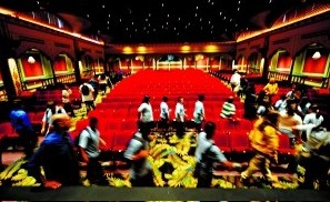 美國洛杉磯，羅伯特·F·甘迺迪社區學校首批學生參觀學校禮堂