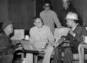 1966年9月，周恩來同大慶油田“鐵人”王進喜（左）、任丘油田32111鑽井隊副指揮兼總工程師張仲民（右）交談。