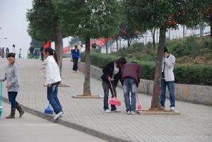 學員們打掃學院主幹道