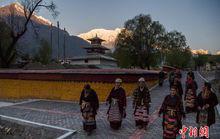吉隆鎮當地居民圍繞帕巴寺轉經（2018年4月19日攝）