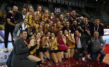 朱婷與隊友展示金牌