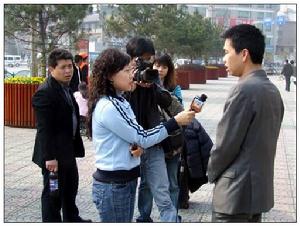 （圖）廣西南寧某電視台在採訪陳書偉