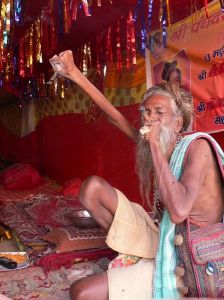 右手永遠舉著的苦行僧，人們覺得那隻手是神靈附體