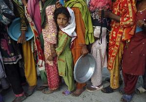 因躲避洪災來到此處的難民排隊領取救濟食物