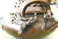 仿明宣德爐局部飛龍造型栩栩如生。